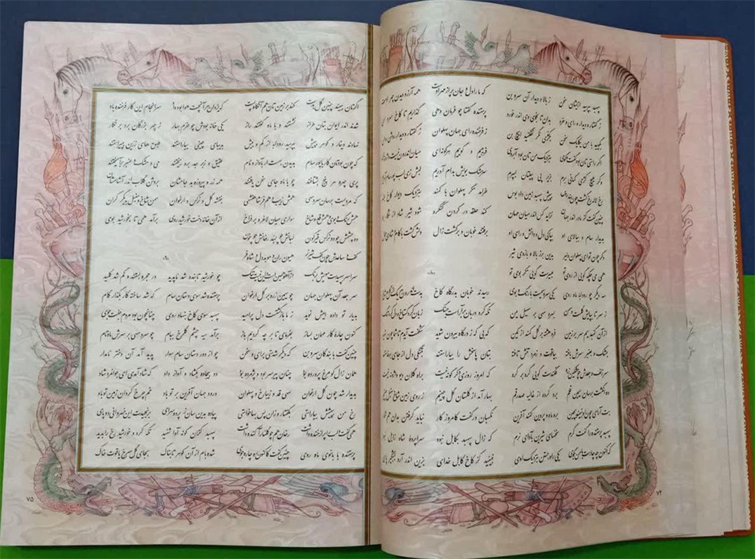 کتاب داستانهای شاهنامه فردوسی (سلطانی/گالینگور/چرم/برجسته/رنگی/گلاسه روغنی/قابدار/جعبه/طرح دار/لب طلا)