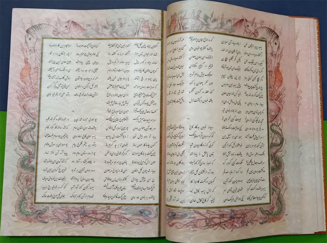 کتاب داستانهای شاهنامه فردوسی (سلطانی/گالینگور/چرم/برجسته/رنگی/گلاسه روغنی/قابدار/جعبه/طرح دار/لب طلا)