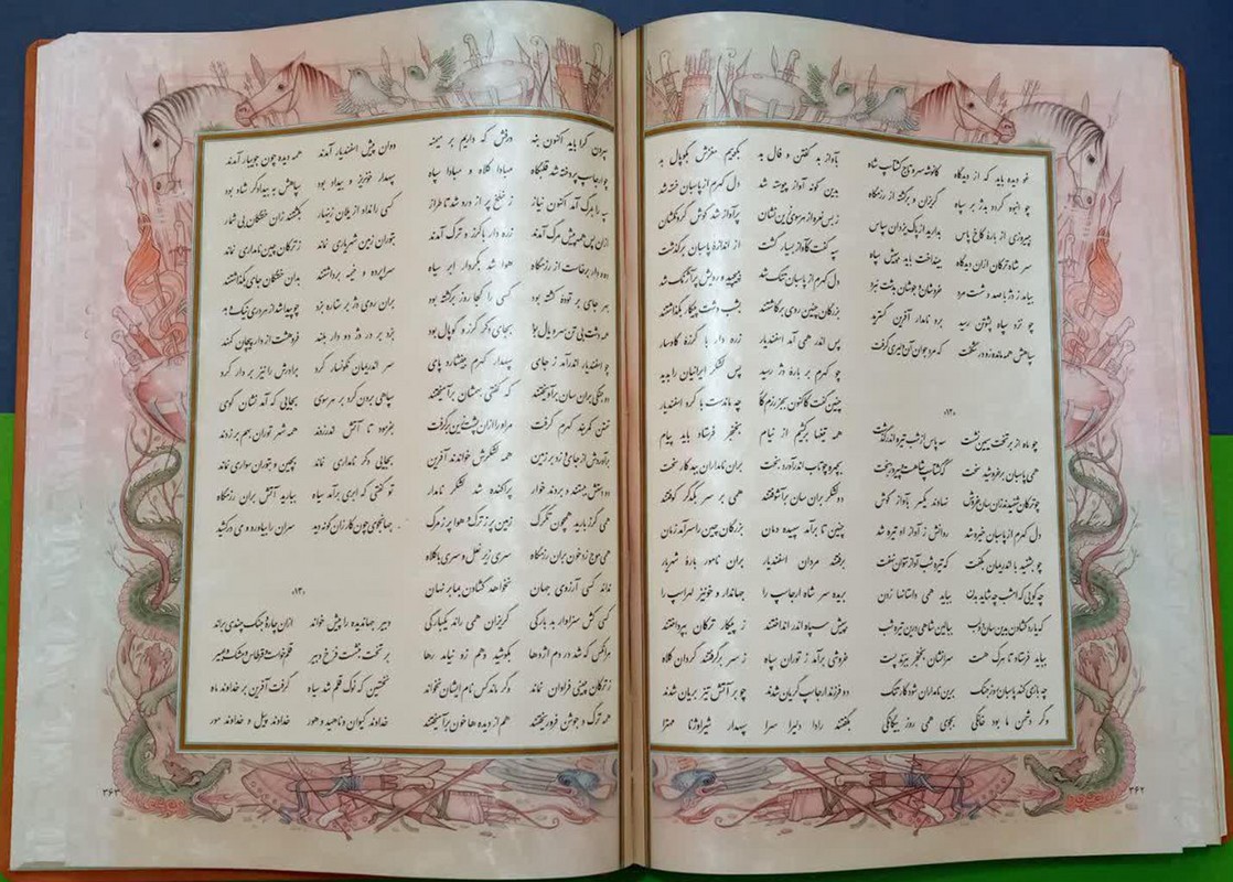 کتاب داستانهای شاهنامه فردوسی (سلطانی/گالینگور/چرم/برجسته/رنگی/گلاسه روغنی/قابدار/جعبه/طرح دار/لب طلا)